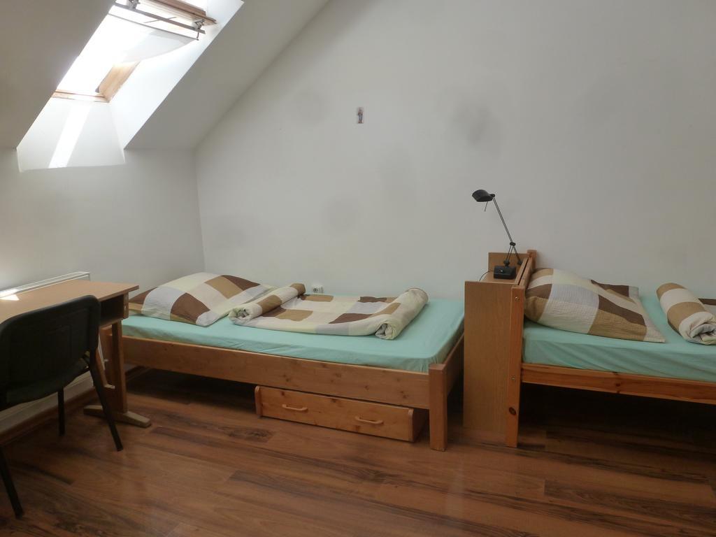 Romzsa Todor Kollegium Hostel Szeged Ruang foto
